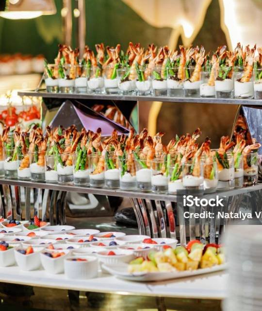 The buffet in the restaurant is beautifully served. Expensive delicacies. Tiger prawns, red fish, desserts.